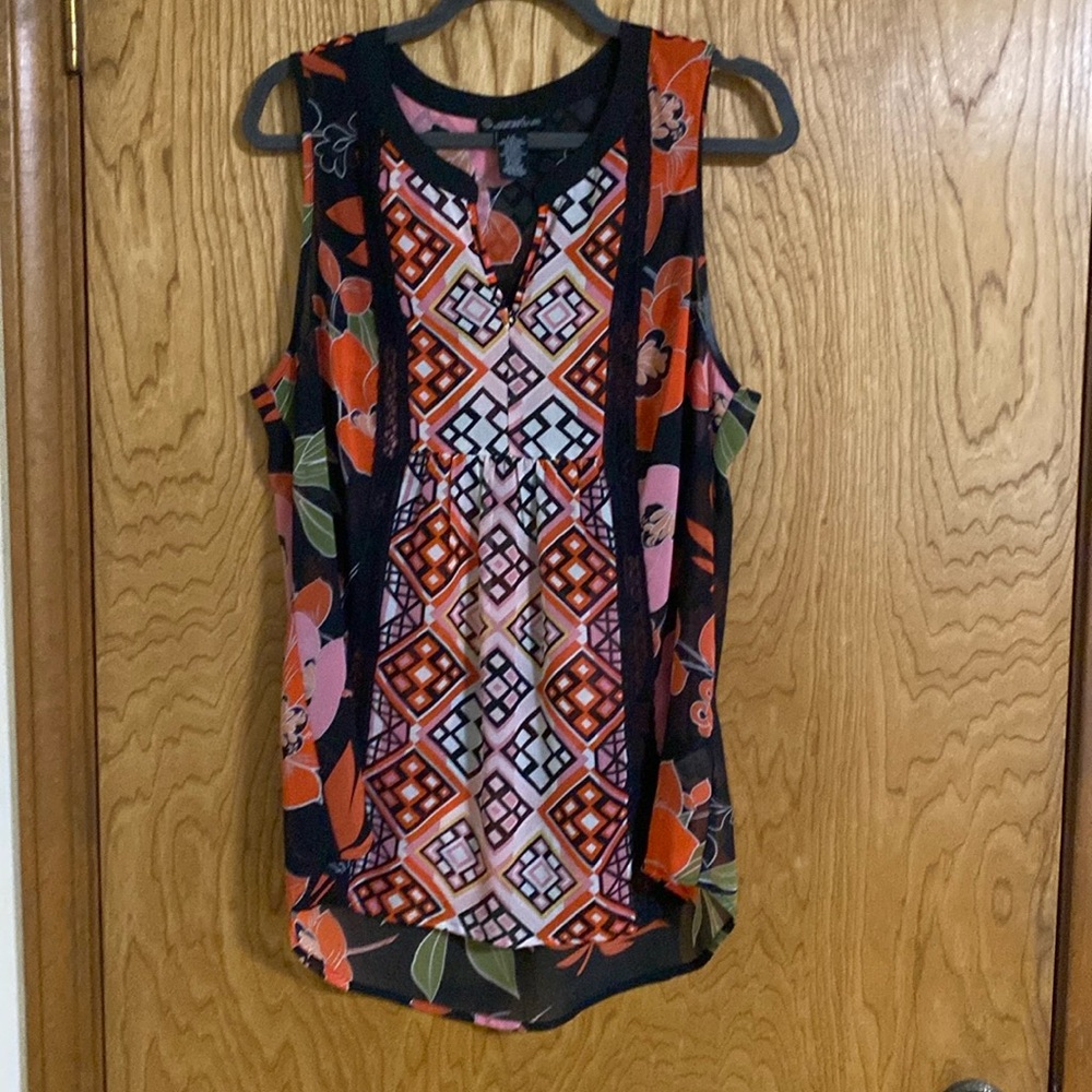 Contemporary Style Signature/Studio Large V-Neck with lace trim great condition